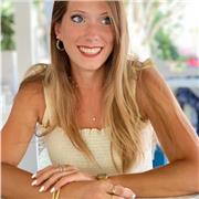 Laureata in progettazione e gestione delle politiche e dei servizi sociali, offre lezioni di italiano per stranieri